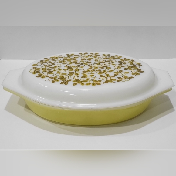 Vintage Pyrex serving divided dish with lid - Picture 2 of 9